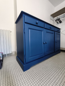 Photo de galerie - Remise en forme d'un ancien meuble.
ponçage, mise en peinture .