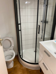 Photo de galerie - Rénovation complète d une salle de bains:
plomberie, sanitaire, carrelage et peinture.