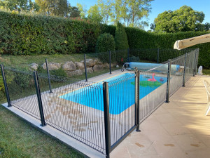 Photo de galerie - Pose de clôture autour d’une piscine 