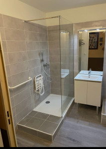 Photo de galerie - Refaire toute la salle de bain, dépose la baignoire et pose bac à douche avec un lavabo et même de lavabo miroir et refaire tout l’installation