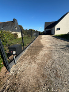 Photo de galerie - Grillage rigide + plaque de soubassement et allée en 0/20