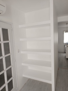 Photo de galerie - Réalisation d une bibliothèque en placo + peinture 