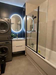 Photo de galerie - Rénovation SDB complet : paroi de baignoire, effet béton sur mur, peintures ,sol en PVC , Montage et installation meuble SDB avec ses  plomberie et miroir.