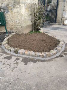 Photo de galerie - Création de massif avec contour de pavé en grès ancien 