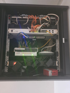 Photo de galerie - Installation d'une baie informatique pour une entreprise 