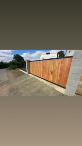 Photo de galerie - Réalisation d un portail sur mesure thermolaqué noir , avec ses pilliers 