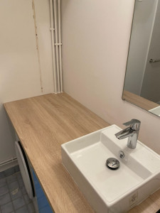 Photo de galerie - Installation la vasque meuble et plan travail machine de lavé 