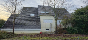 Photo de galerie - • Nettoyage et lavage de toitures
• Démoussage, traitement anti-mousse, hydrofuge