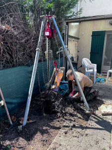 Photo de galerie - Abattage et dessouchage d'une haie par extraction en force. (trepied et palan 3tonnes)