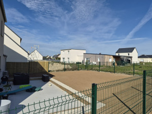 Photo de galerie - Pose d'une clôture rigide.
création d'une terrasse béton.
création d'une pelouse
