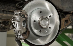 Photo de galerie - Changement disques et plaquettes 
Amortisseurs 
Suspensions 
Amortisseurs 
rotules 
billelettes 
cardans 
triangles