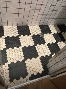 Photo de galerie - Réalisation de faïence et mosaïque dans salle de bain.