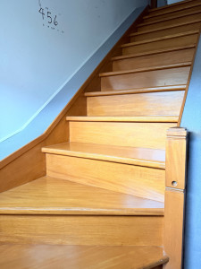 Photo de galerie - Nettoyage + entretien d’un escalier en bois massif 