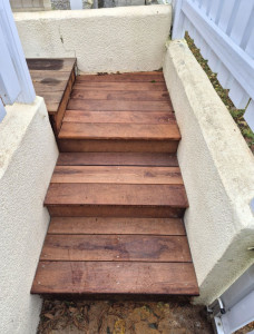 Photo de galerie - Terrasse en bois avec escalier et contremarche.
possibilité de mettre de l'éclairage aussi