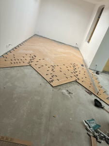 Photo de galerie - Pose d’un carrelage imitation parquet en bâtons rompus. Calepinage soigné, découpes de précision et alignement du motif pour un rendu haut de gamme.