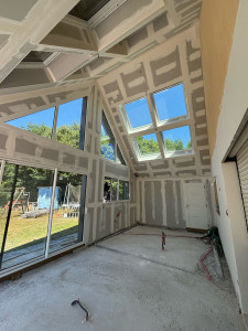Photo de galerie - Réalisation d’aménagement d’une extension. isolation, ossature métallique, placage en plaque de plâtre, bande à joints. 