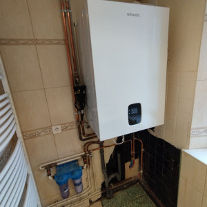 Photo de galerie - Remplacement d'une ancienne chaudière au gaz au sol par une chaudière Atlantic Naema 3 duo 35 à condensation murale. Réfection des tuyauteries et mise en service.