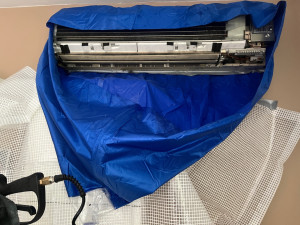 Photo de galerie - Entretient d'une climatisation (PAC air/air). Nettoyage avec des produits bio, moins allergiques.