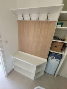 Photo de galerie - Meuble porte manteau sur-mesure dans un cellier