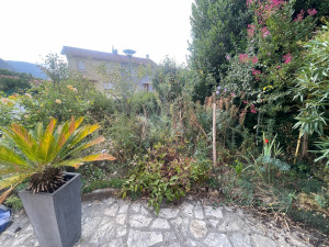 Photo de galerie - Désherbage d’un massif avant intervention 