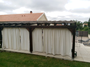 Photo de galerie - Installation de rideaux sur une pergola