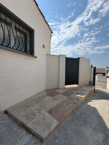 Photo de galerie - Un nouveau projet livré avec soin et professionnalisme ! Réalisation d'une dalle béton Habillage en pierre de travertin Mur de clôture avec piliers Pose d'un portillon sur mesure