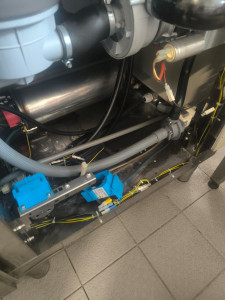 Photo de galerie - Lave vaisselle professionnel : Remplacement à neuf du tuyau de vidange déchiré, de la pompe de rinçage et de détergent après dégât des eaux. 