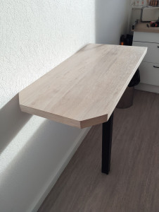 Photo de galerie - Pose d'une petite table façon bar dans une cuisine.