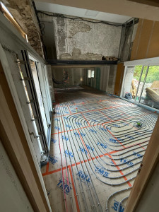 Photo de galerie - Pose d’un plancher chauffant en pas de 15 cm puis coulage de la chape liquide 