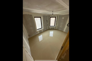 Photo de galerie - Fourniture et pose d’un réglage fibre sur plancher bois : préparation minutieuse du support avant la pose du parquet, garantissant une surface lisse, stable et prête à recevoir la finition.