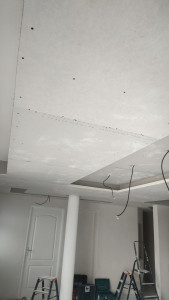 Photo de galerie - Plafond Décoratif avant réalisation des bandes