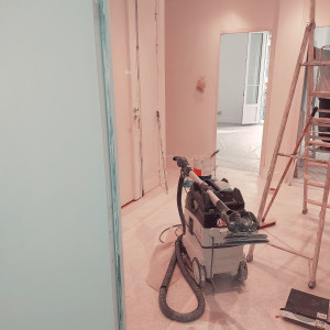Photo de galerie - Travaux de rénovation intérieure : préparation des murs, ponçage, préparation des surfaces et finitions avant peinture. Travail soigné et professionnel