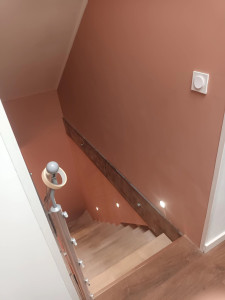 Photo de galerie - Réalisation rafraîchissement d'une
 cage escalier peinture en terracota 