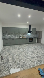 Photo de galerie - Pose de la cuisine entière de A à Z( prises, éléments de cuisine hauts et bas, hotte, crédence, plomberie, carrelage…) 