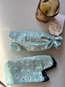 Photo de galerie - ?✨ Manique pour enfants – pratique et ludique ✨?

Je vous propose des maniques spécialement conçues pour les enfants ??  
Parfaites pour cuisiner en toute sécurité tout en s’amusant !

✔️ Taille adaptée aux petites mains  
✔️ Tissus résistants 