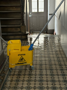 Photo de galerie - Entretien régulier des parties communes avec respect des règles de sécurité.