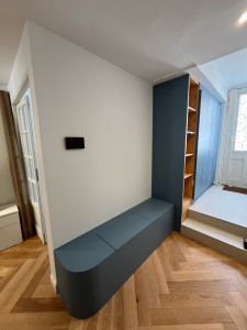 Photo de galerie - Meuble d’entré avec banquette coffre colonne et placard penderie 