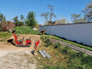 Photo de galerie - Mini-pelle idéale pour accéder aux jardins sans abîmer le terrain.
Terrain remis en état après intervention.

Autour de Brive, devis sur photos