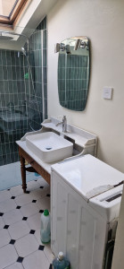 Photo de galerie - Rénovation complète de la salle de bain (murs, Carrelages, faïences, petites plomberie, peintures).  Modifications des branchements luminaires, prises de courants.
Installation d'un aérateur.