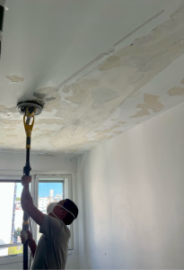 Photo de galerie - Remise en état d’un plafond après dégât des eaux : préparation, ponçage et rénovation complète.