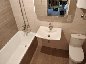 Photo de galerie - Installation de baignoire, lavabo et toilettes.  Carrelage, plomberie