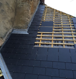 Photo de galerie - Noue, rive noquet et bavette en zinc posé ardoise 