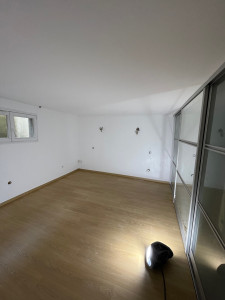 Photo de galerie - Sinistre chez un clients , photo après travaux : dépose toile de verre , ponçage , impression , révisions des murs , 2 couche finition mur plafond , pose de parquets  stratifié 