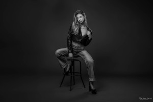 Photo de galerie - Envie de poser ? mon studio est l’endroit idéale révéler votre beauté et votre style unique 