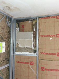 Photo de galerie - Isolation intérieur avec pose de plaque de plâtre,
(l'autre côté de la boîte aux lettres avec isolation 100mm plus petite maçonnerie pour fermer et isolation 50mm murs 