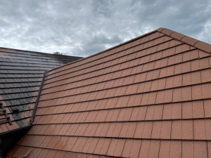 Photo de galerie - Entretien d'une toiture (nettoyage et hydrofuge)