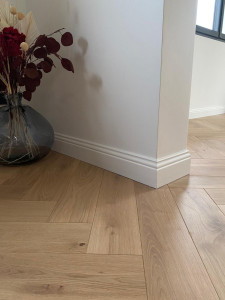 Photo de galerie - Pose de parquet bâton rompu et plinthe moulurée 