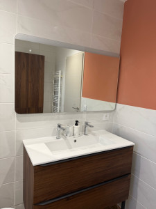 Photo de galerie - Installation meuble vasque avec robinetterie et miroir 