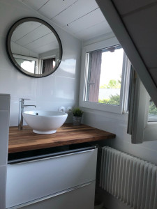 Photo de galerie - Refonte complète d’une salle de bain : dépose de l’ancienne douche, carrelage et mobilier de vasque + pose de plaques hydrofuges, d’une nouvelle douche, d’un muret en briques de verre, du mobilier, vasque, robinet, miroir et électricité 