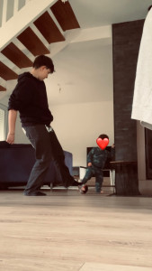 Photo de galerie - Je fais partie d’une grande famille avec 4 sœurs, j’ai toujours pris soins et je me suis toujours occupé de ma petite soeur depuis qu’elle est bébé, je suis un habitué des enfants et je suis très à l’aise avec eux !